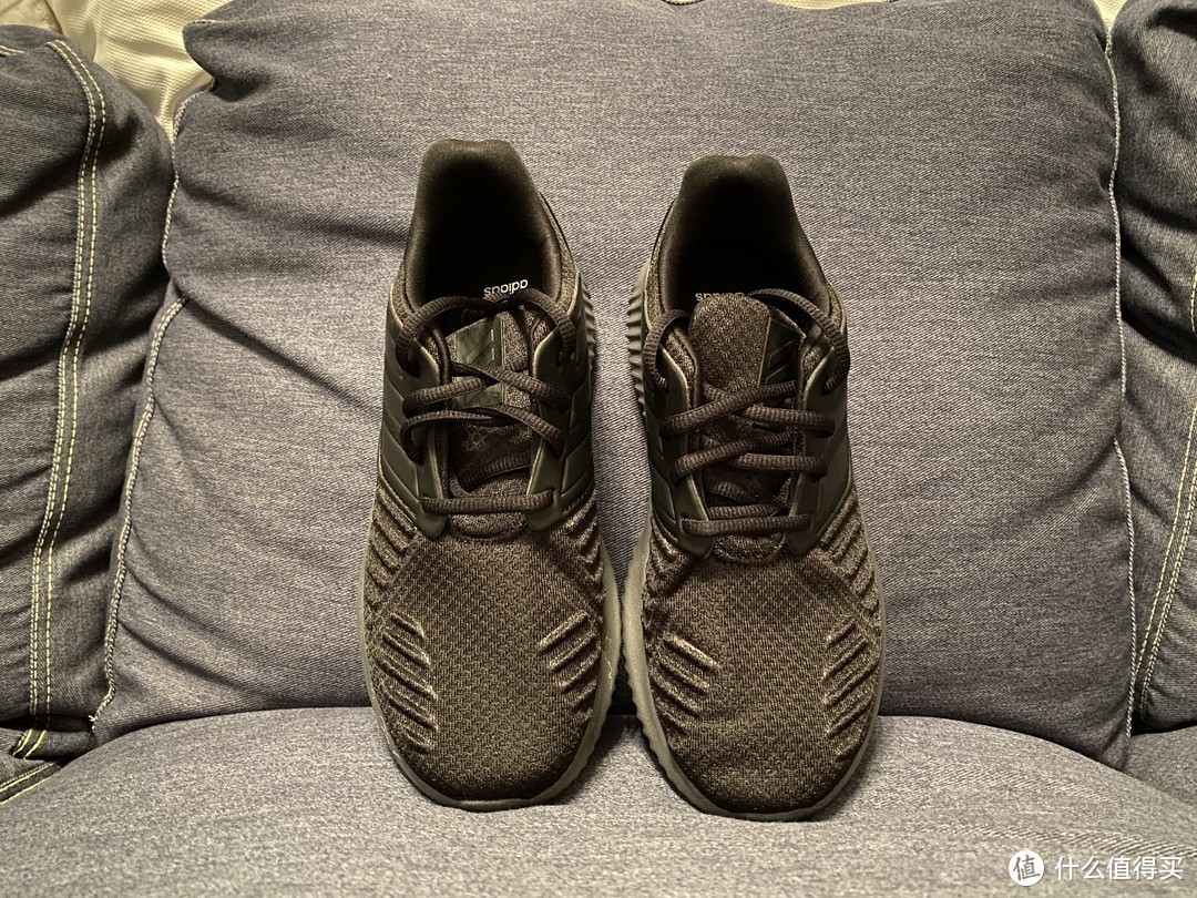 黑色“小椰子”跑鞋！adidas alphabounce