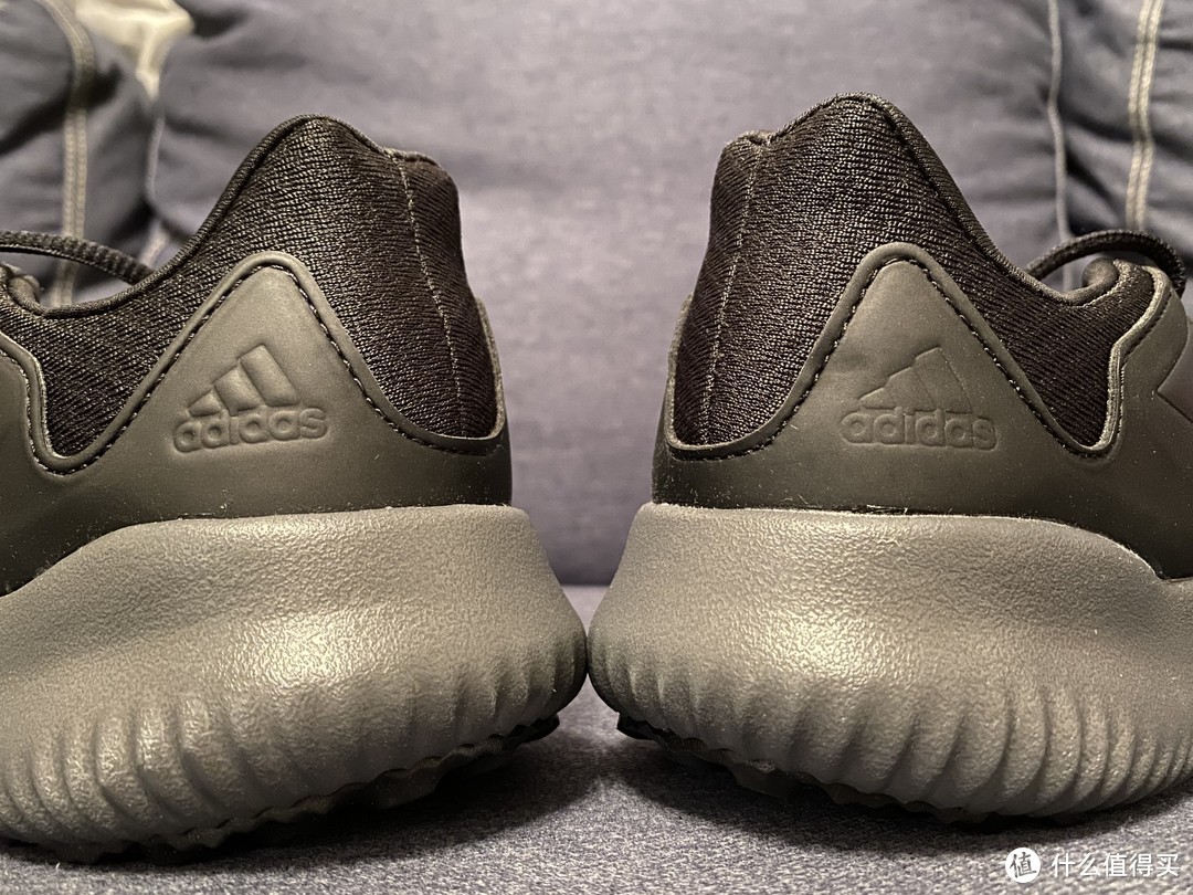 黑色“小椰子”跑鞋！adidas alphabounce