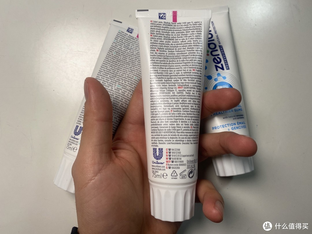 牙膏本体上没有贴中文说明，只是包装盒上有注明，其余没啥特别但
