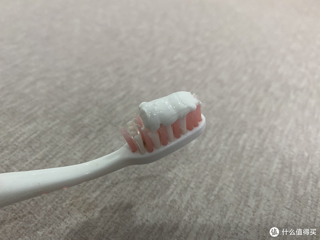 牙膏的形态比较稳定，在放置了3分钟后没有明显的滑落
