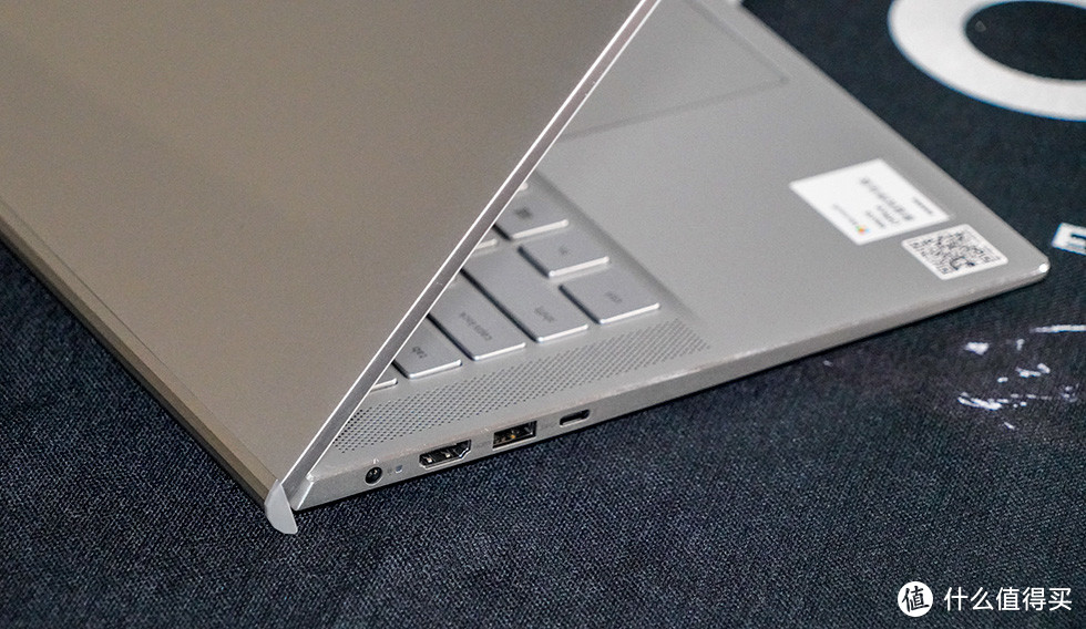 畅玩数码2020篇二十二一块斩蓝屏的艺术戴尔灵越7400开箱体验