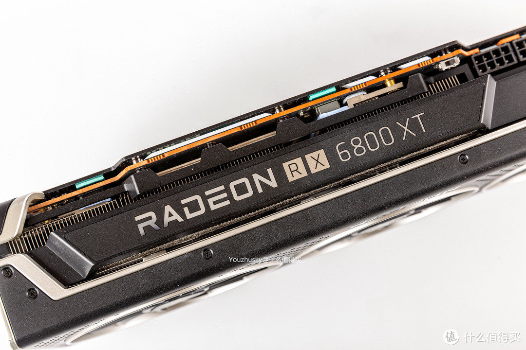 显卡的RADEN RX 6800XT标，白色LED但RX为红色LED灯