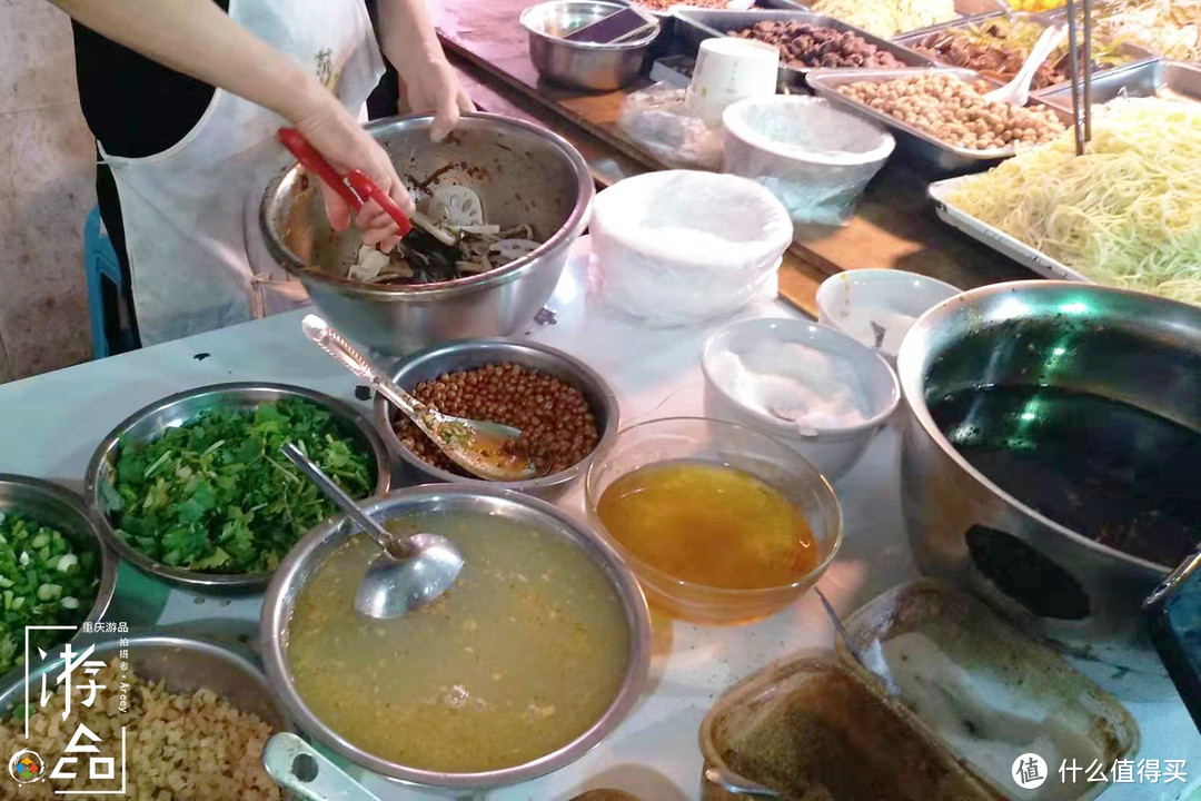 重庆菜市场里的美食，10块钱1斤，20种任选，到家立马开吃