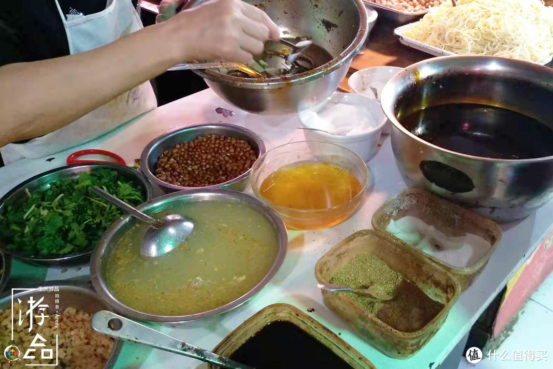 重庆菜市场里的美食，10块钱1斤，20种任选，到家立马开吃