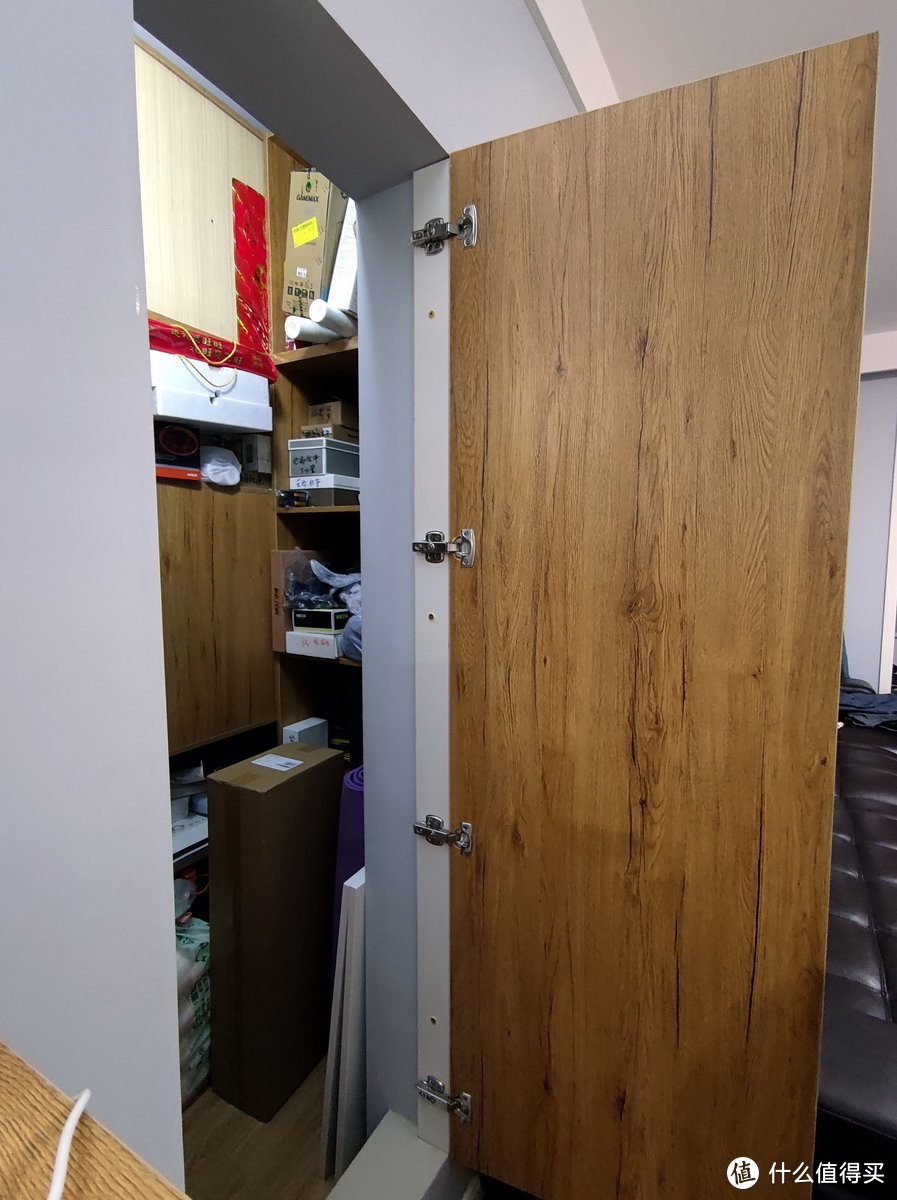 门板固定采用柜门的安装方式，先在门框上固定一根木条，然后用全盖合页安装门板