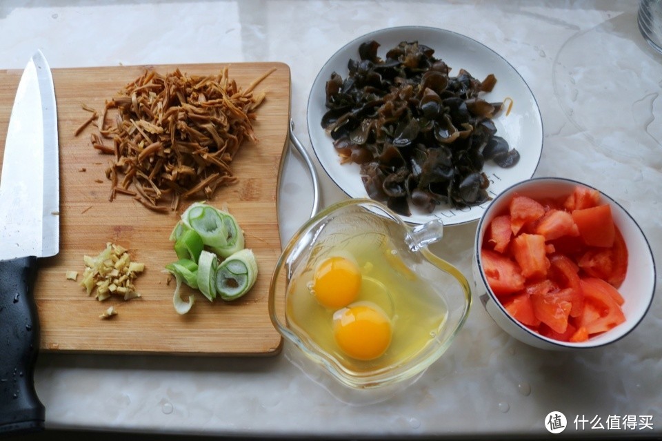 一周没去买菜了，用干菜做面条，全家人都吃撑了，比肉还香