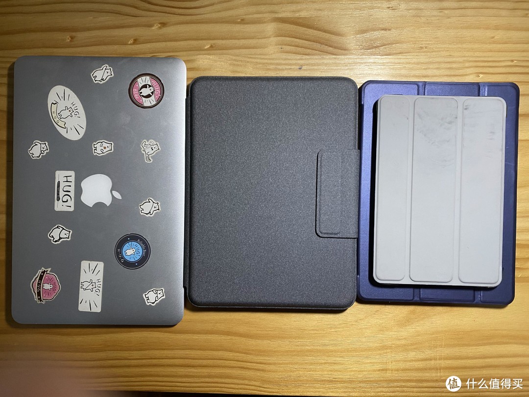 从左到右MACBOOK AIR 11,IPAD PRO 11,IPAD AIR2,上面是IPAD MINI3