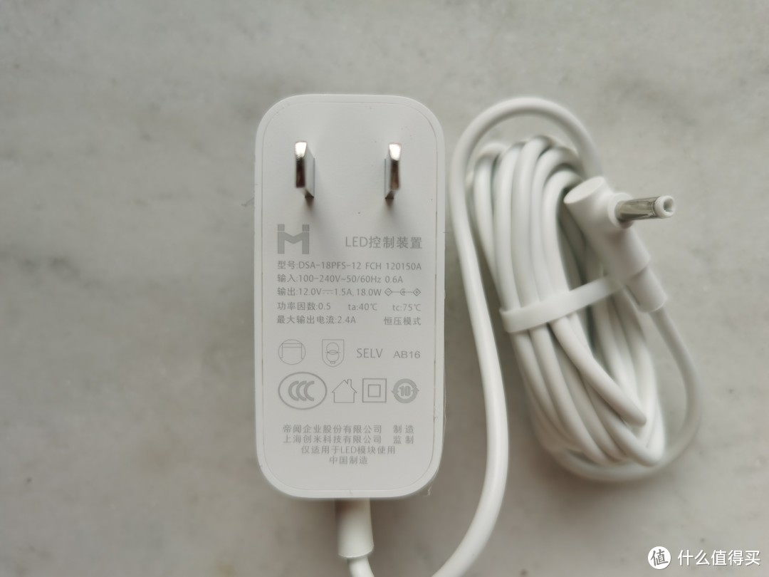 电源是常规的圆口、不可插拔式，参数是12v，1.5A电流，正常台灯的电源参数