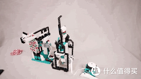 用乐高第四代机器人拼出的糖果棒投石分发机！