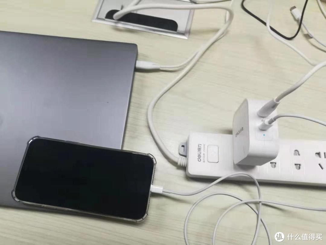 给iPhone 12 找到了一款优秀的充电器：RAVPower90W 双充快充器