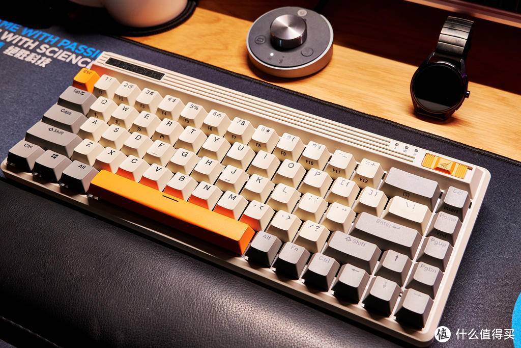 80年代复古风，68键的杜伽FUSION三模无线键盘上手