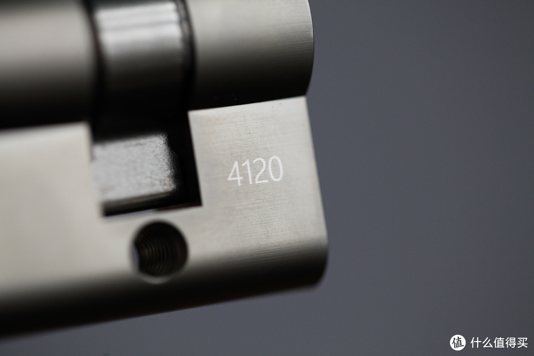 锁芯上的材料牌号 4120，对应我国的材料标号为：20CrMnMo（20铬锰钼），应该也是一种不锈钢。