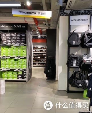 探店Nike&Adidas奥特莱斯Outlet店，啥都值得买？