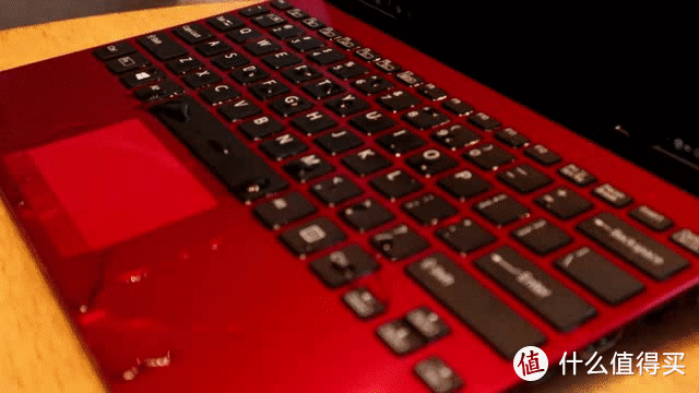 这可能是目前最轻薄的笔记本电脑，VAIO SX12耀世红笔记本电脑