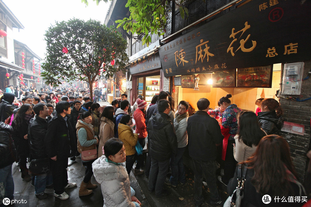 重庆磁器口，整条街都在卖陈麻花，游客应该怎么选？
