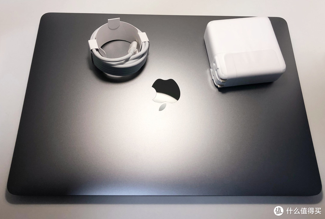 在传媒当设计师的朋友忍受不了苹果本Intel芯片噪音，换了MacBook Pro m1 深灰色
