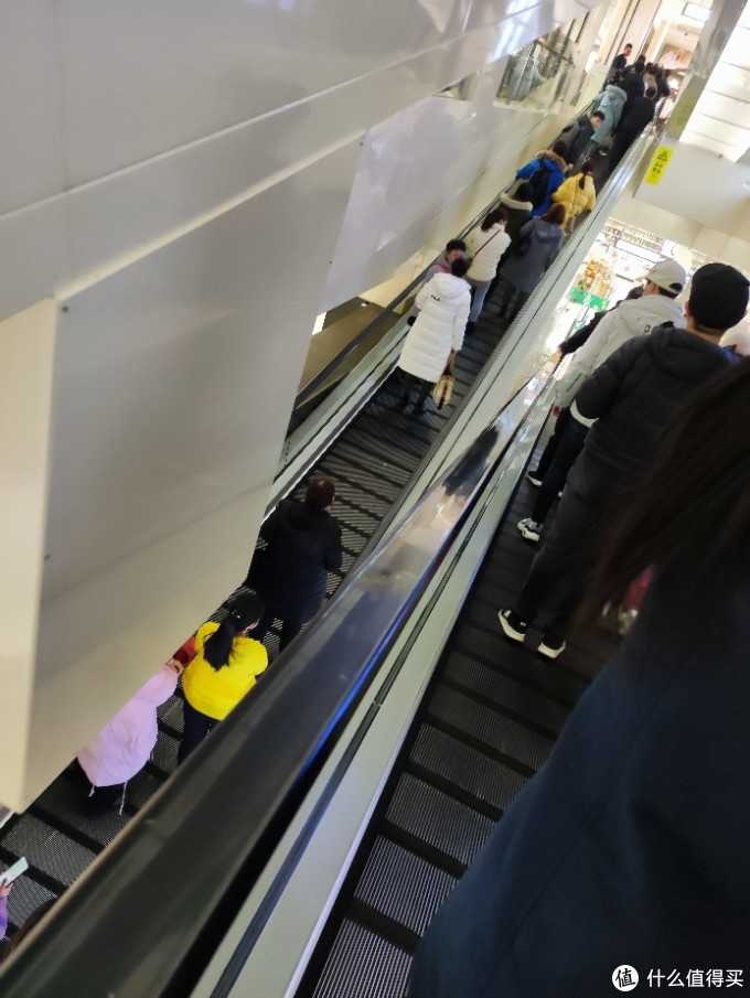 很多人在乘电梯