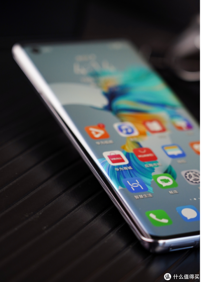 性能稍差,但相差不大.屏幕还支持90hz刷新.