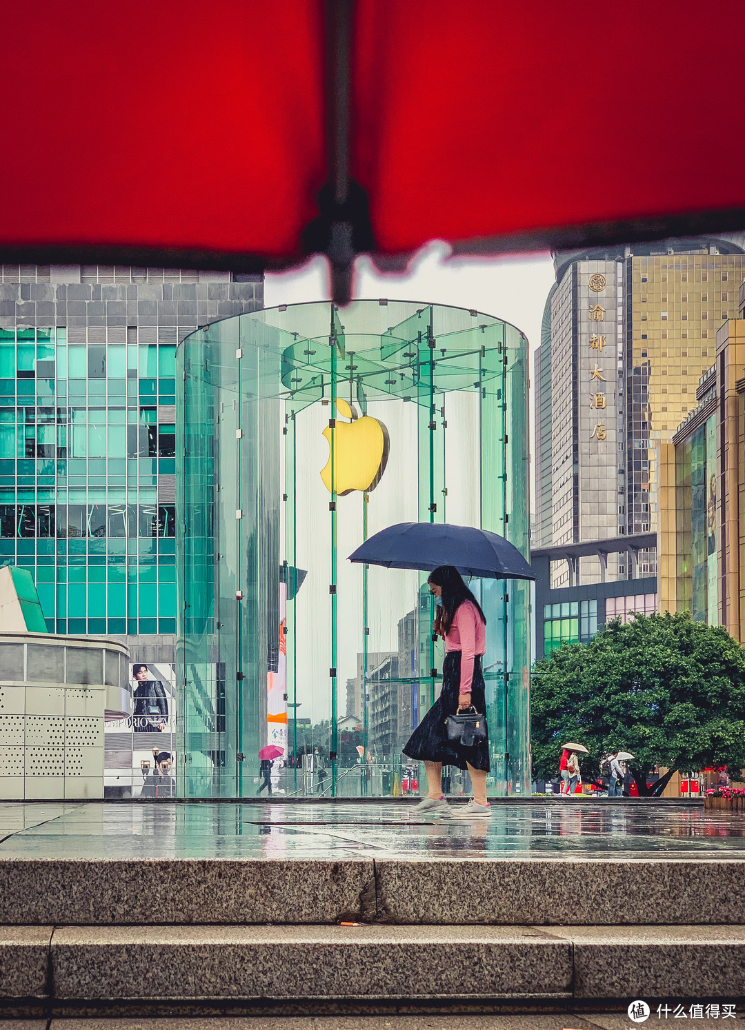 雨中的苹果店。XS MAX