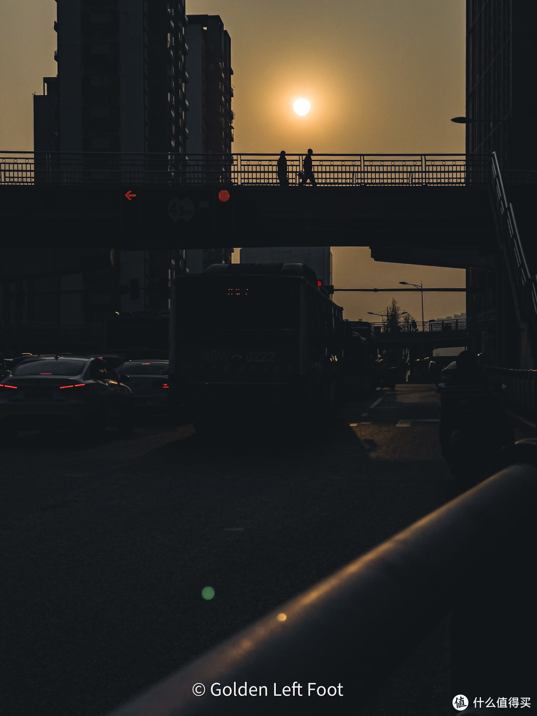 夕阳下，路人从天桥路过。12 PRO MAX