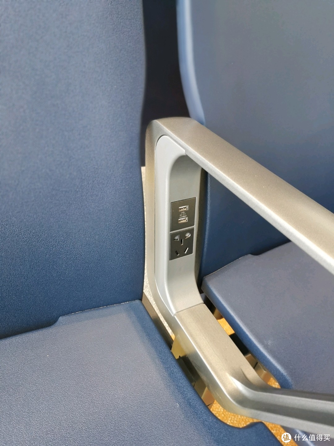 旅客候机座椅上贴心的配有充电接口和电源