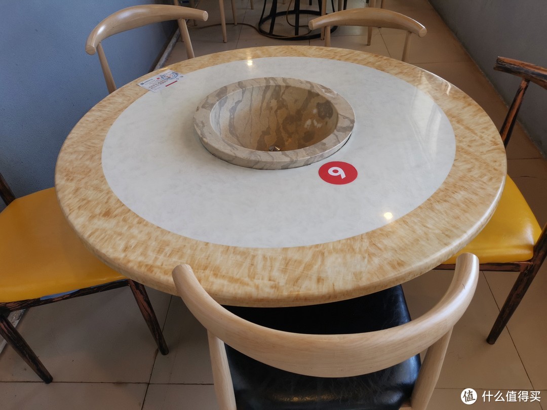 就餐的桌子，上面是一个石锅