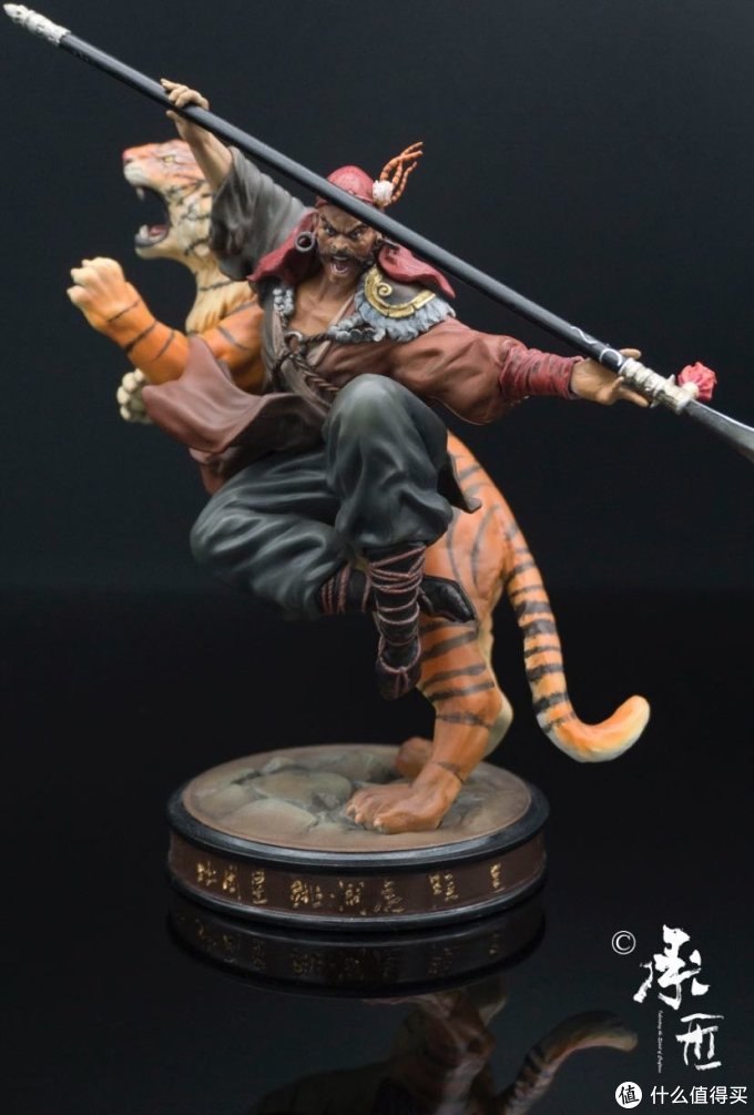 在某宝刷到了一组水浒人物小雕像,也可以算是手办了,设计涂装都很传神