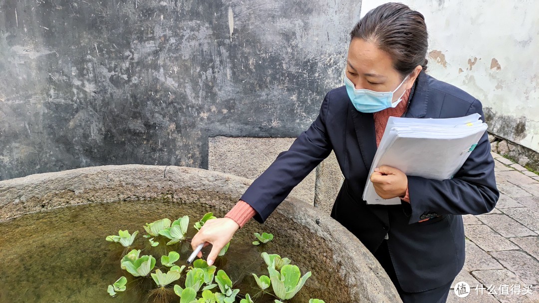 小赵问我：怎么没有鱼啊，一名路过的工作人员说：本来有的，被游客抓走了...