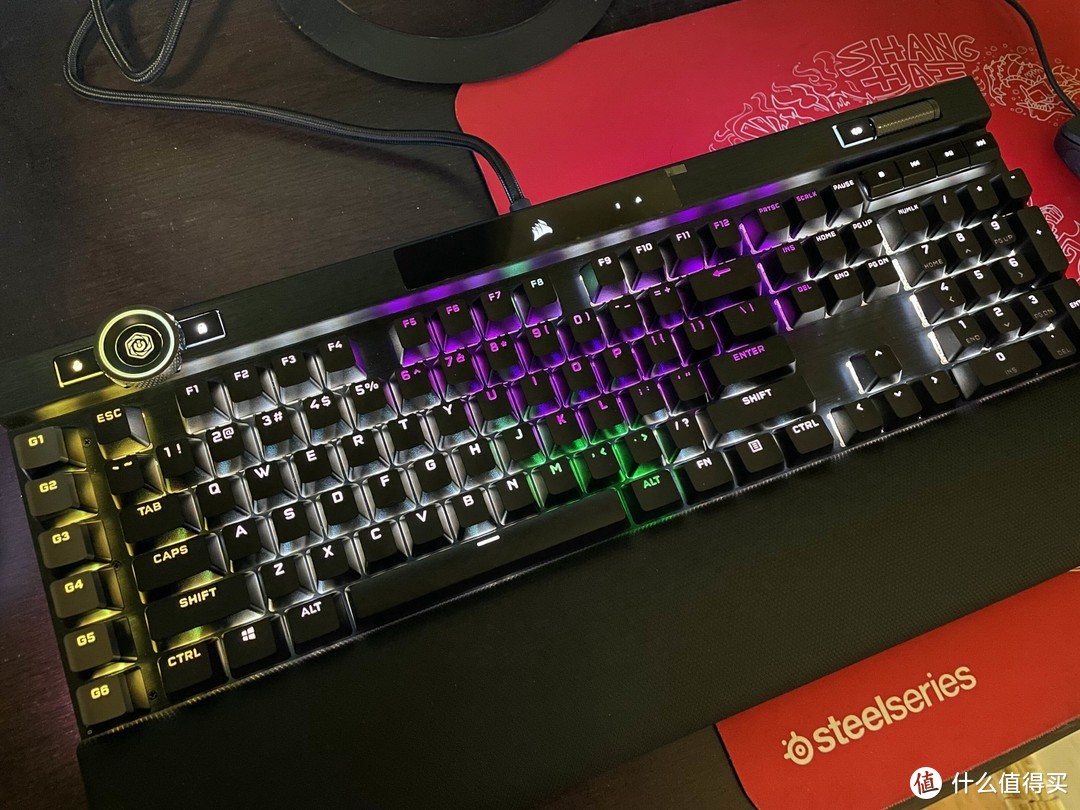 k100 rgb使用了标准美式104 6宏键的键盘布局