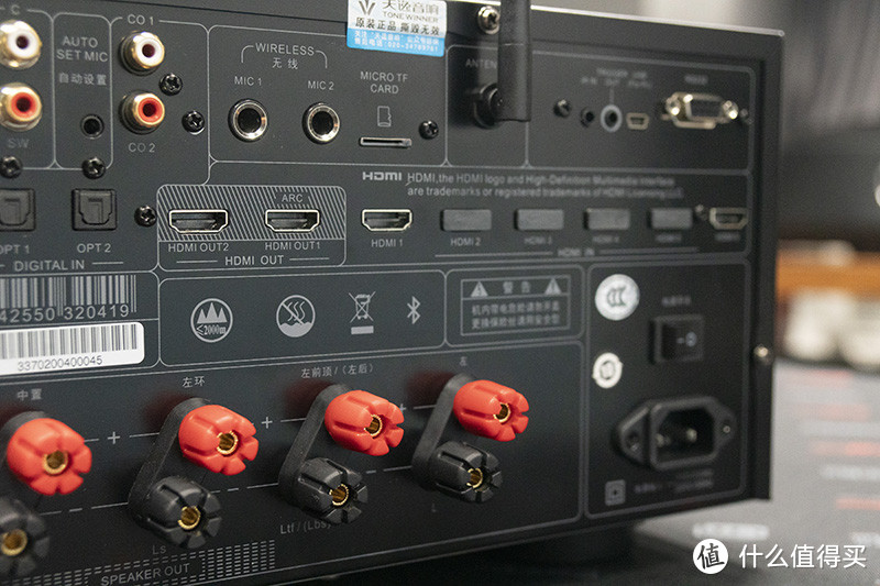 AT-2300配备了6组HDMI输入、2组HDMI输出，并拥有RS232端口、无线麦克风接口