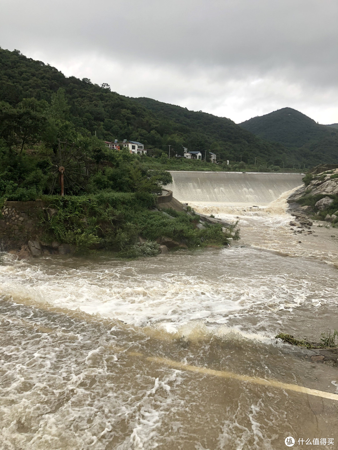 大水淹了路