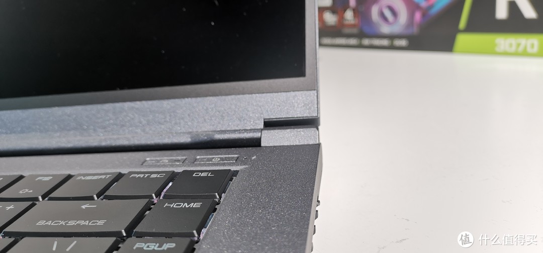 英特尔Whitebook i7-9750H+2070 Max Q游戏笔记本LAPQC71B