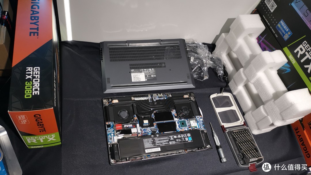 英特尔Whitebook i7-9750H+2070 Max Q游戏笔记本LAPQC71B
