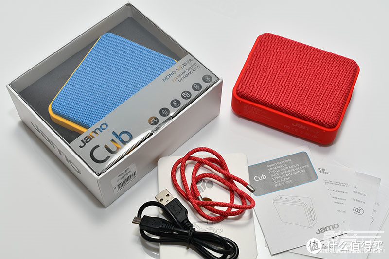 一个完整的Cub包括音箱本体、USB线、挂绳、说明书、保修卡和纸盒外壳
