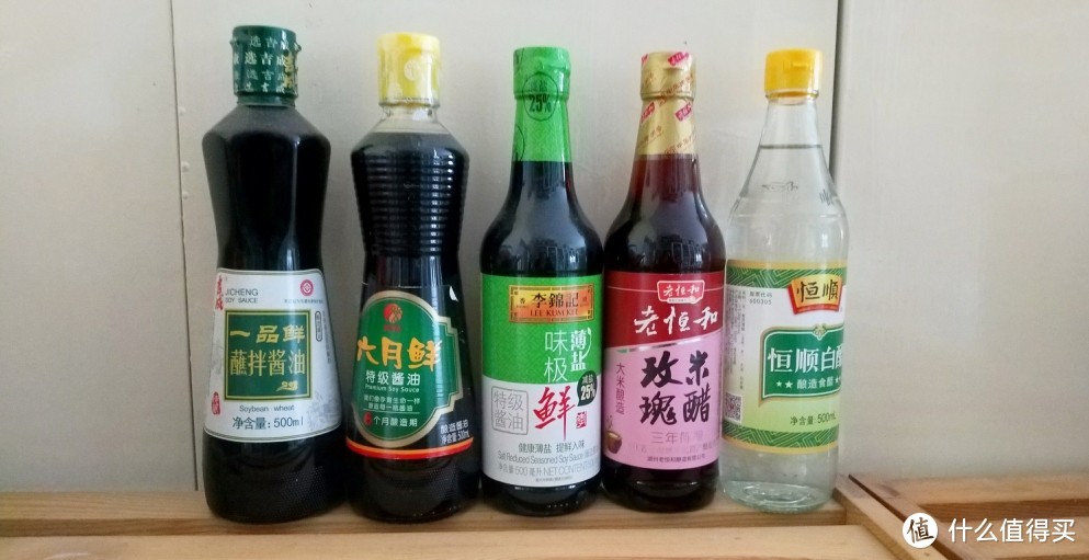 我现在对酱油什么的不像以前那么挑剔了（以前只买六月鲜），现在觉得大部分都可以，只要没有苯甲酸钠就好了，这三瓶中六月鲜连山梨酸钾都没有，前阵子刚吃完的是千禾～