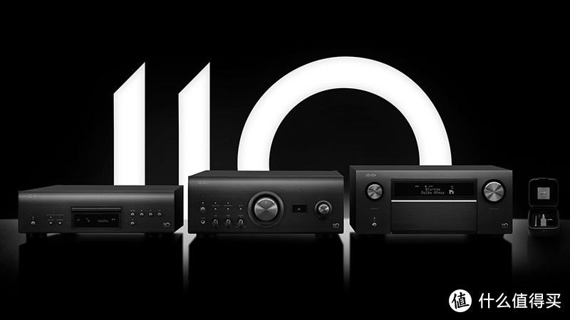 DENON 110周年全系列器材，从左到右包括：DCD-A110 SACD/CD机、PMA-A110 HIFI功放、AVC-A110 8K环绕声功放以及DL-A110 MC高输出动圈唱头，这四款产品即将在2020年11月30日正式在中国市场发布