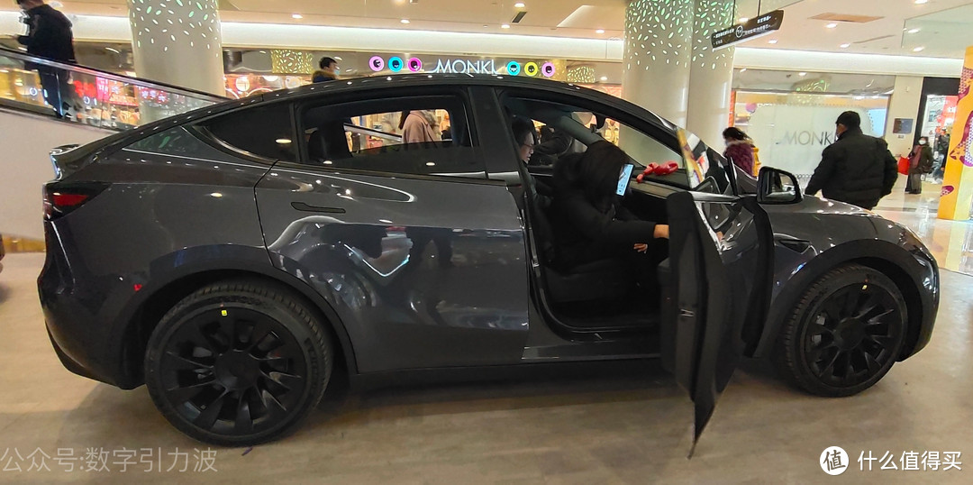 展厅刚上货的Tesla Model Y 值不值？蔚来你怎么看？