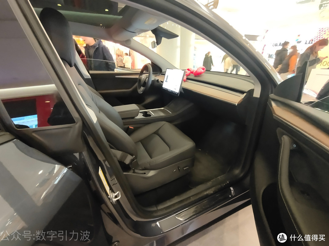 展厅刚上货的Tesla Model Y 值不值？蔚来你怎么看？