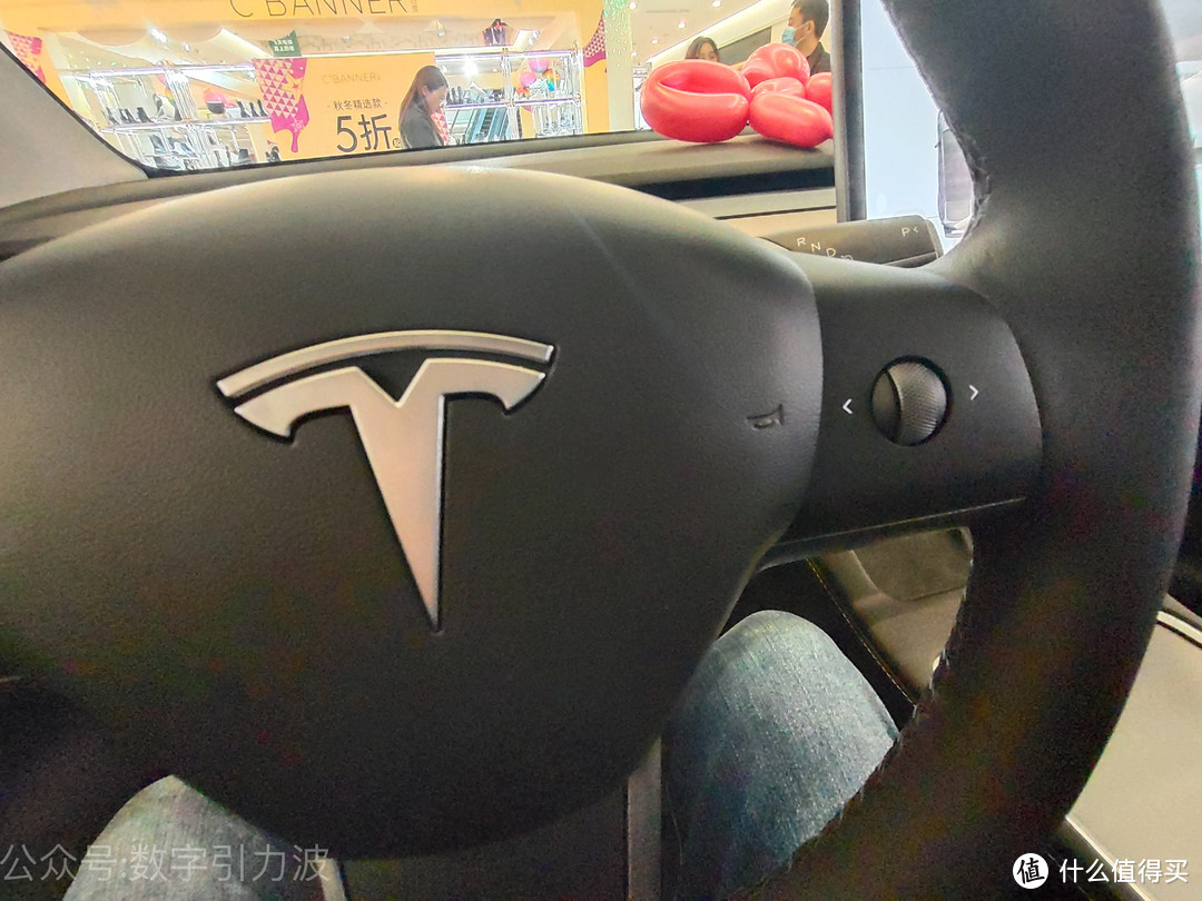 展厅刚上货的Tesla Model Y 值不值？蔚来你怎么看？