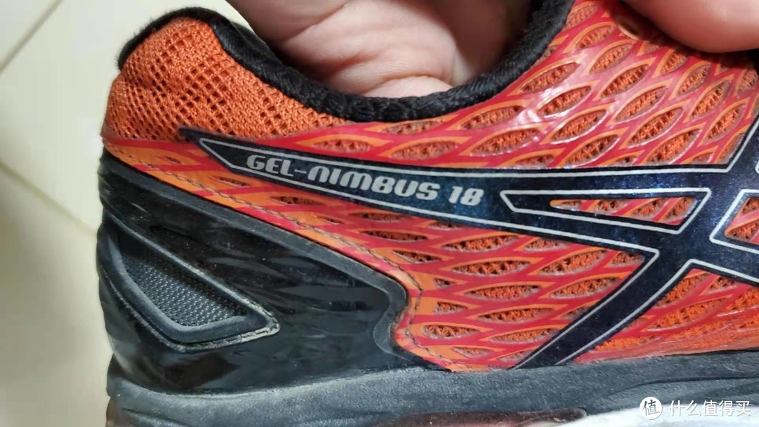 即将退役的asics nimbus 18缓震跑鞋