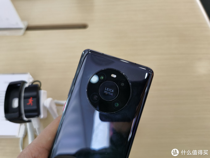 线下摸机华为mate40冲这3点标准版比pro版更值得入手