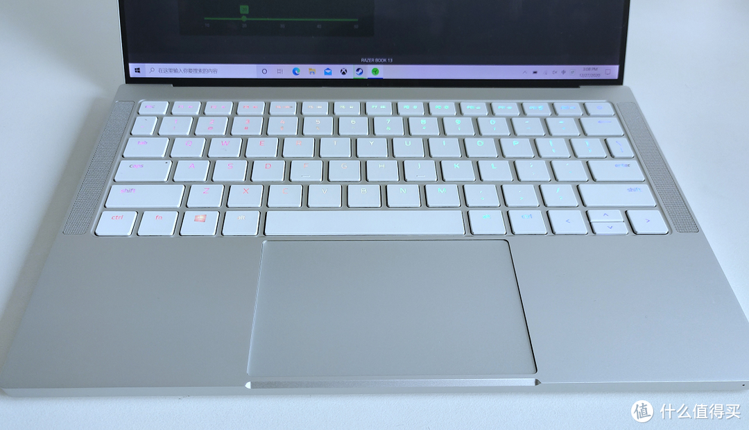键盘采用了单键RGB的巧克力键盘，单键RGB的确会给轻薄本带来一些个性化选择，但是放在办工场合太过于五彩缤纷，不过好在雷蛇灯控的选择非常多，如场景感应、纯色、星光等模式。虽然是雷蛇出品的笔记本，但是按键手感略为一般，跟同门的雷蛇游戏本对比，手感还是差了些，主要是回馈力度略弱。