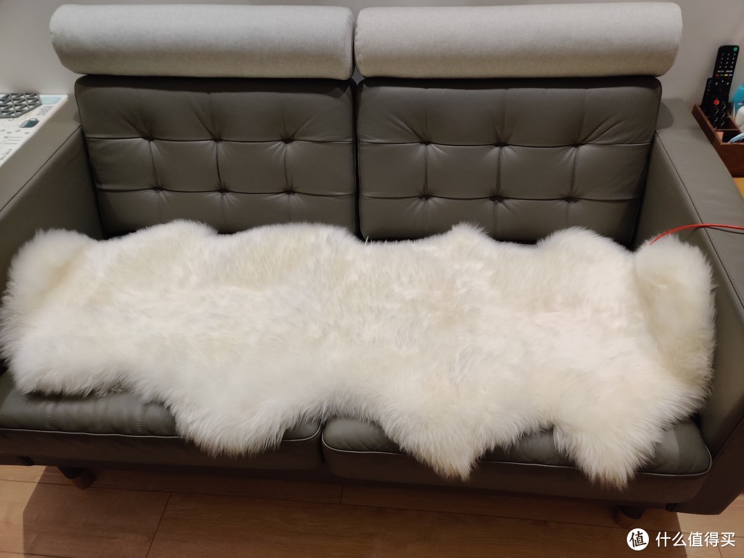 宜家打折期买的皮沙发，配头枕更舒服