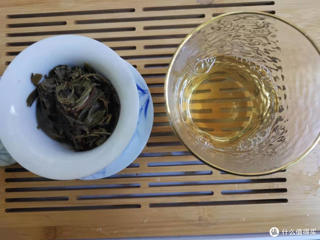 第一泡：汤色浅黄清冽透亮，茶皂素丰富