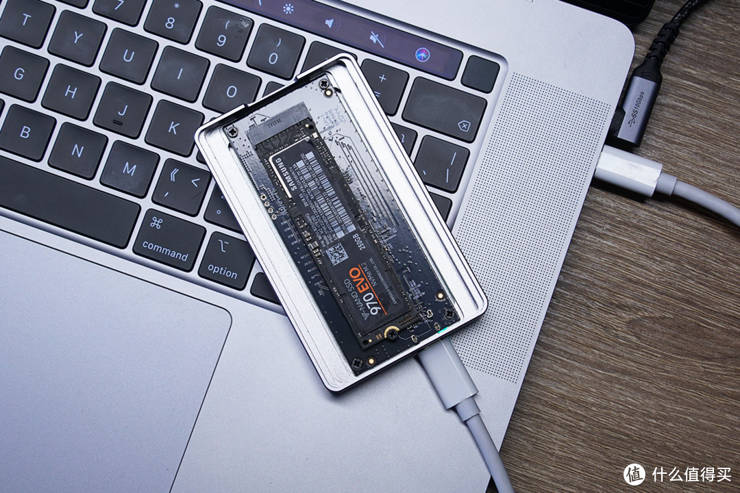 支持USB4、兼容雷电3高速传输标准，阿卡西斯新款硬盘盒评测