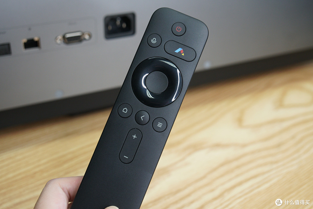 所有功能整合至启动台菜单,遥控器单独设置了启动台按键