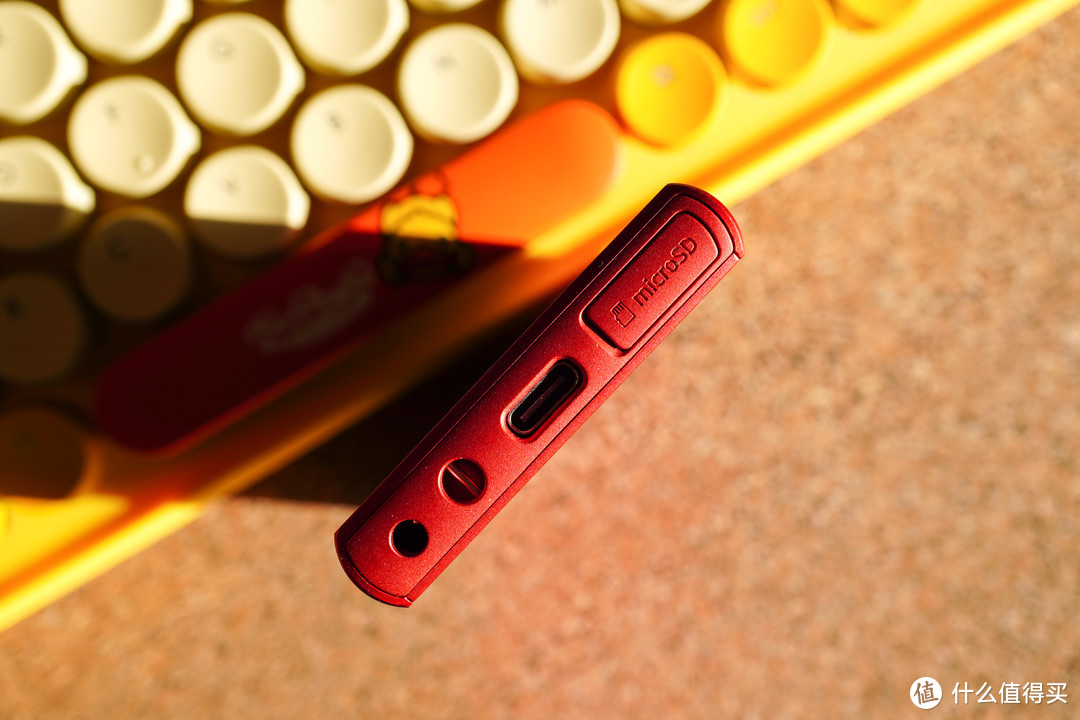 向首款 Walkman TPS-L2致敬 索尼A105的磁带封面太有情怀啦！