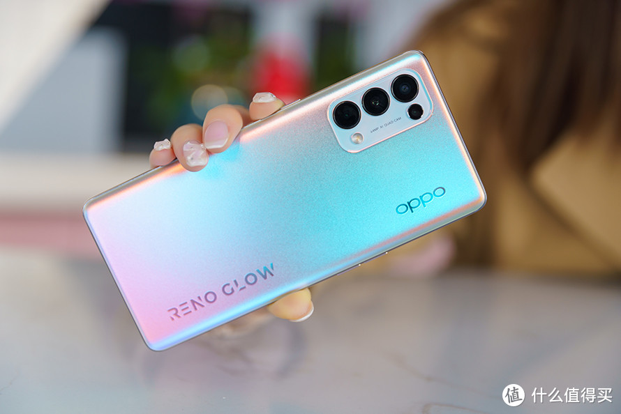 OPPO Reno5 Pro评测：绚丽星钻AI焕采衬托时尚女郎