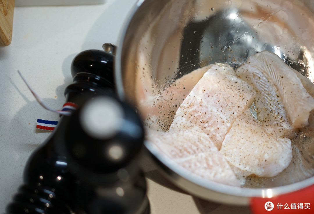 鱼肉清洗干净后用厨房纸擦干，用盐和黑胡椒腌制15分钟