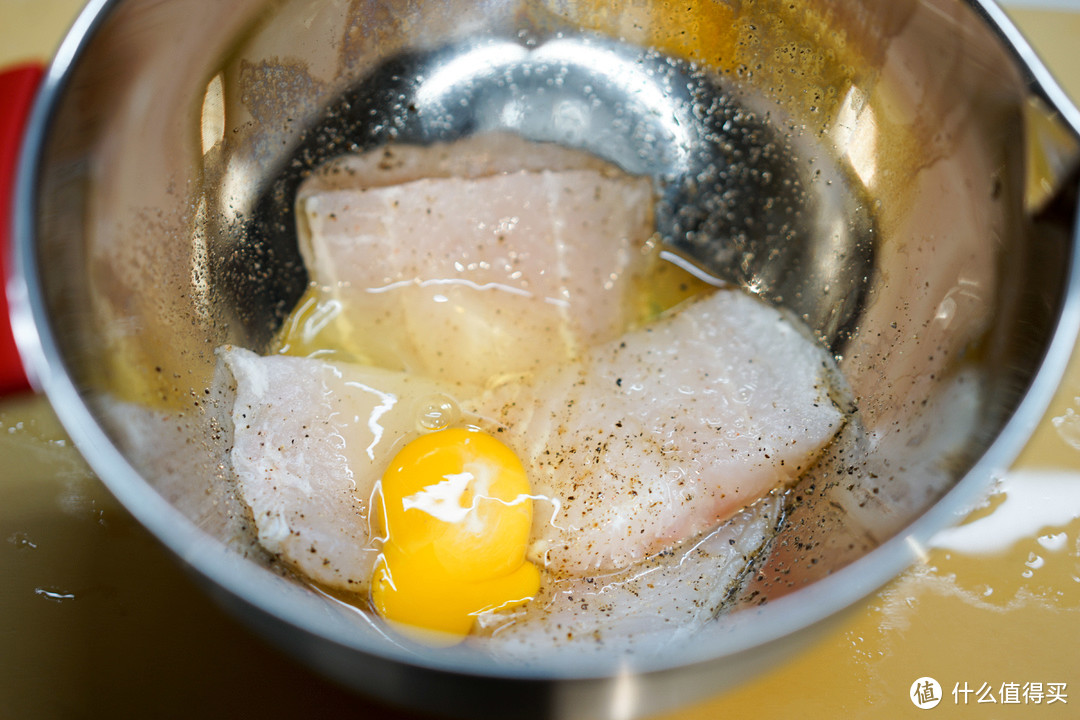 腌制入味后加入一个鸡蛋